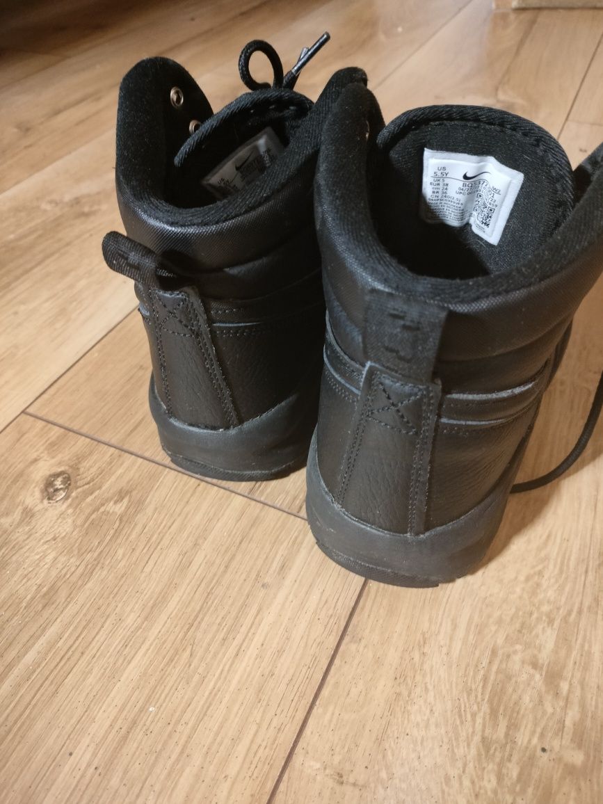 Młodzieżowe buty Nike- sneakersy Manoa