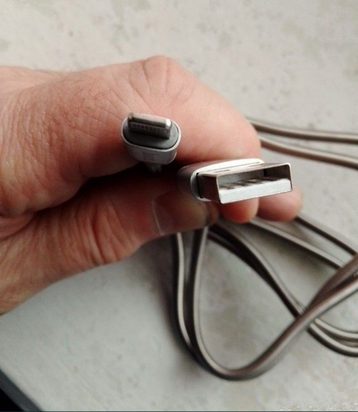 USB  кабель на  iPhone.