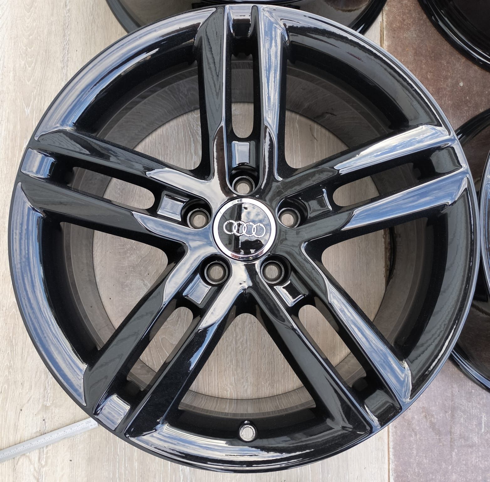 Felgi aluminiowe Audi A3 A4 A5 A6 A8 Q5 8x18 ET39 5x112