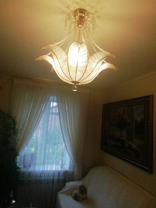 Хрустальная люстра в виде цветка. Элегантная.