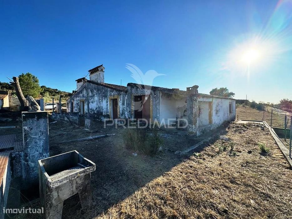 Quintinha em zona muito calma e tranquila.