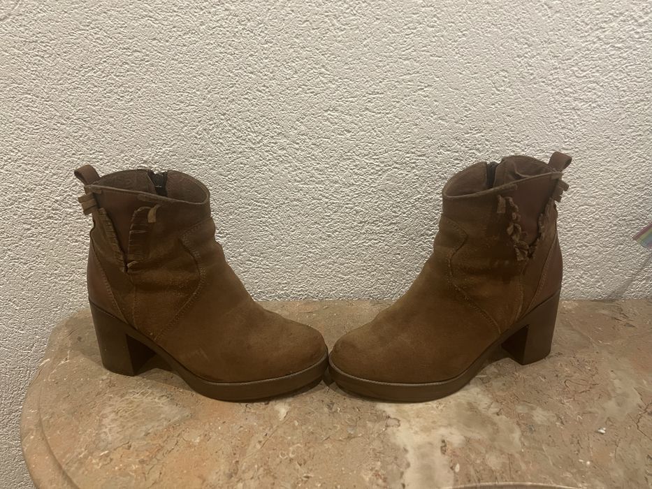 Botins Tapadas em Camurça Taupe