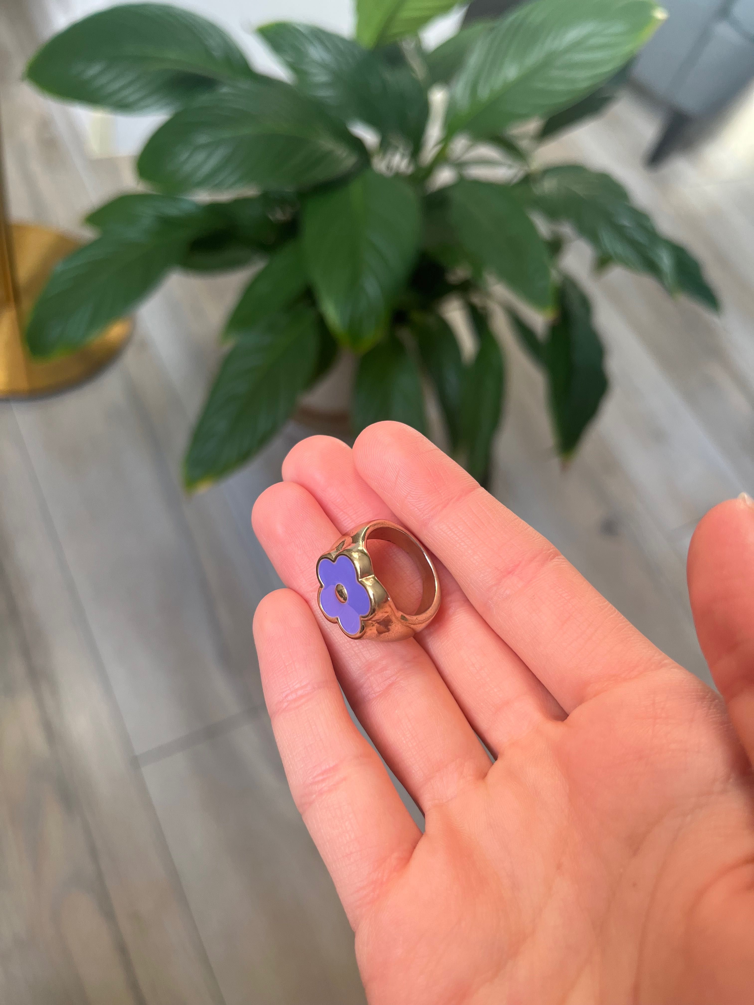 pierścionek z fioletowym kwiatkiem 16 mm