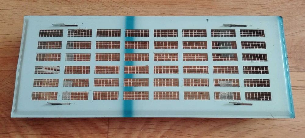 Kratka wentylacyjna metalowa, niklowana z siatką przeciw owadom.