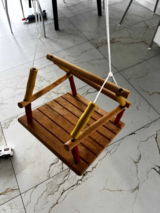 Drewniana huśtawka dla dzieci z uchwytami