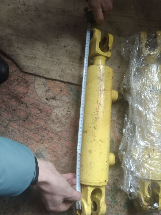 Гідроциліндр з шайбами ,пальцями та штопорами