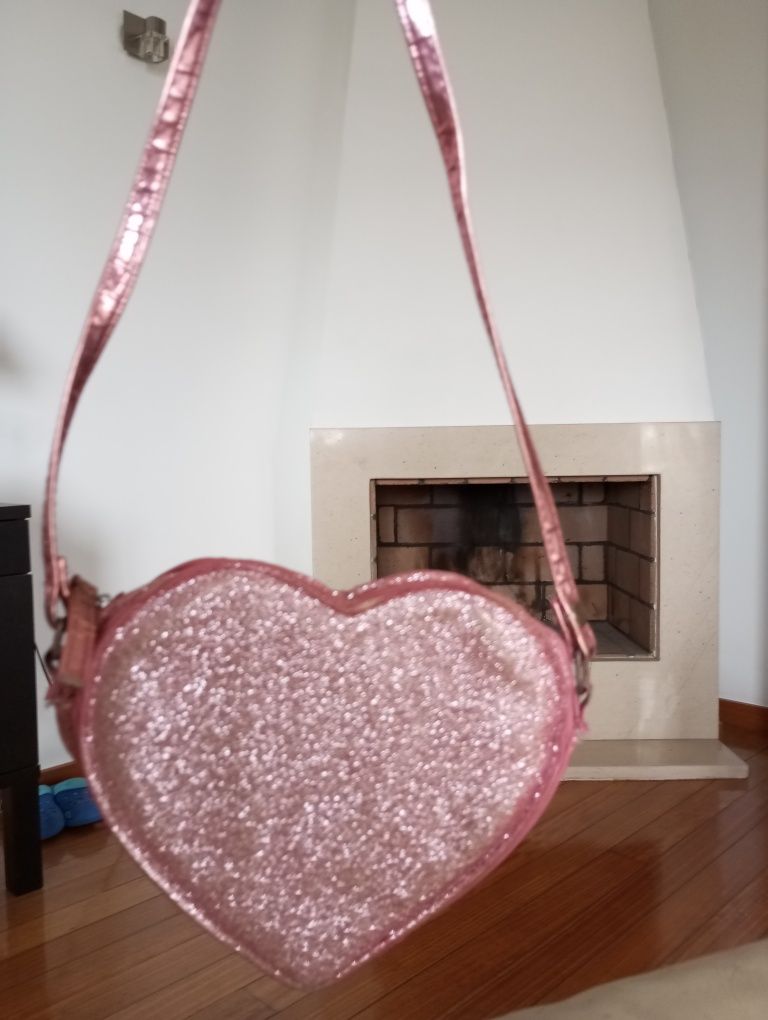 Bolsa rosa brilhante em forma de coração