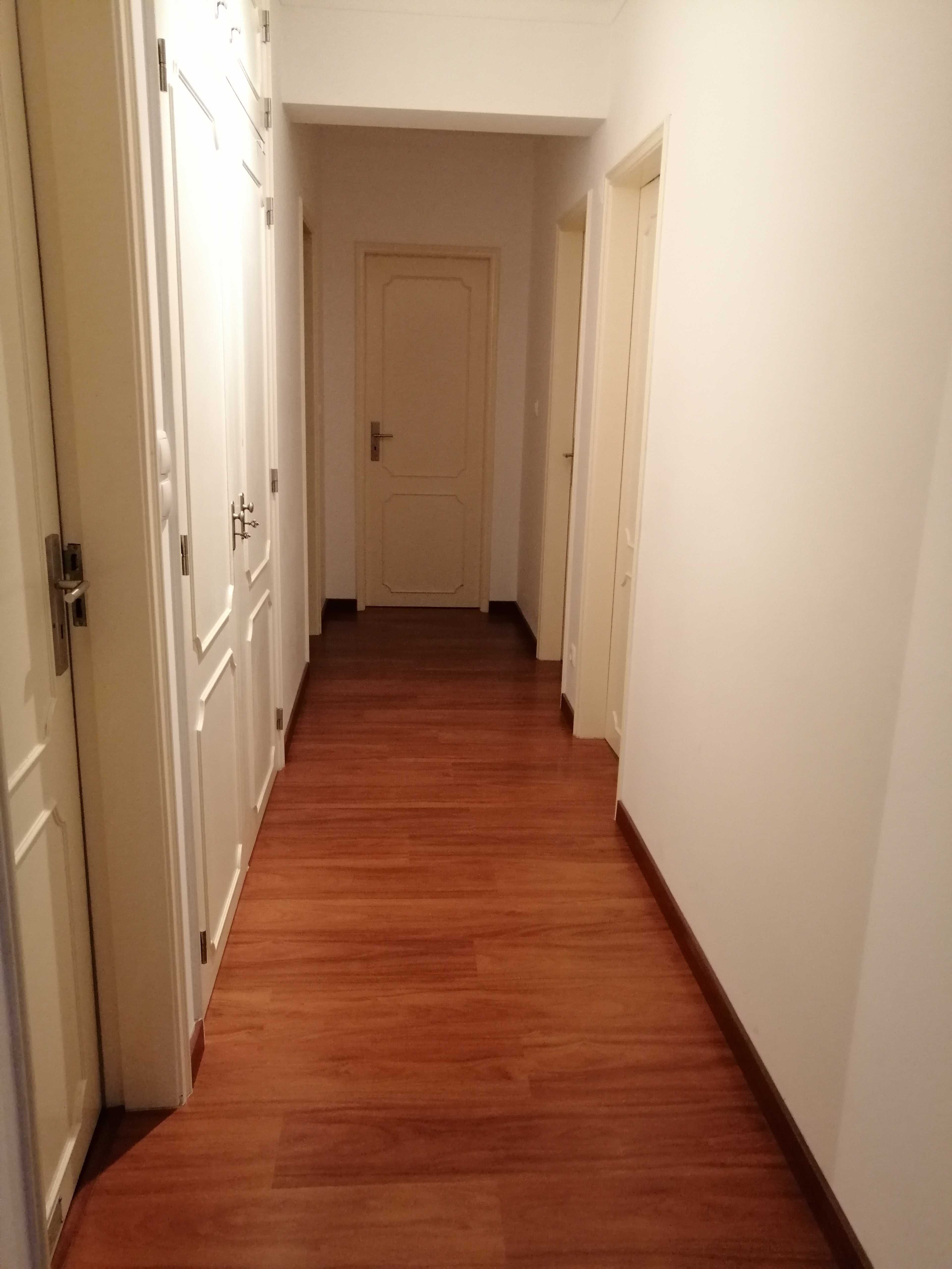 Quarto professora estudante universitária junto Parque Nações Lisboa