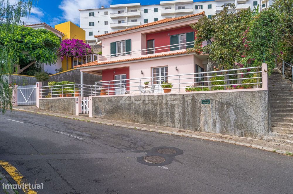 Moradia T3 + 2 em Santa Cruz – Vista Mar, Jardim e Potencial Único!