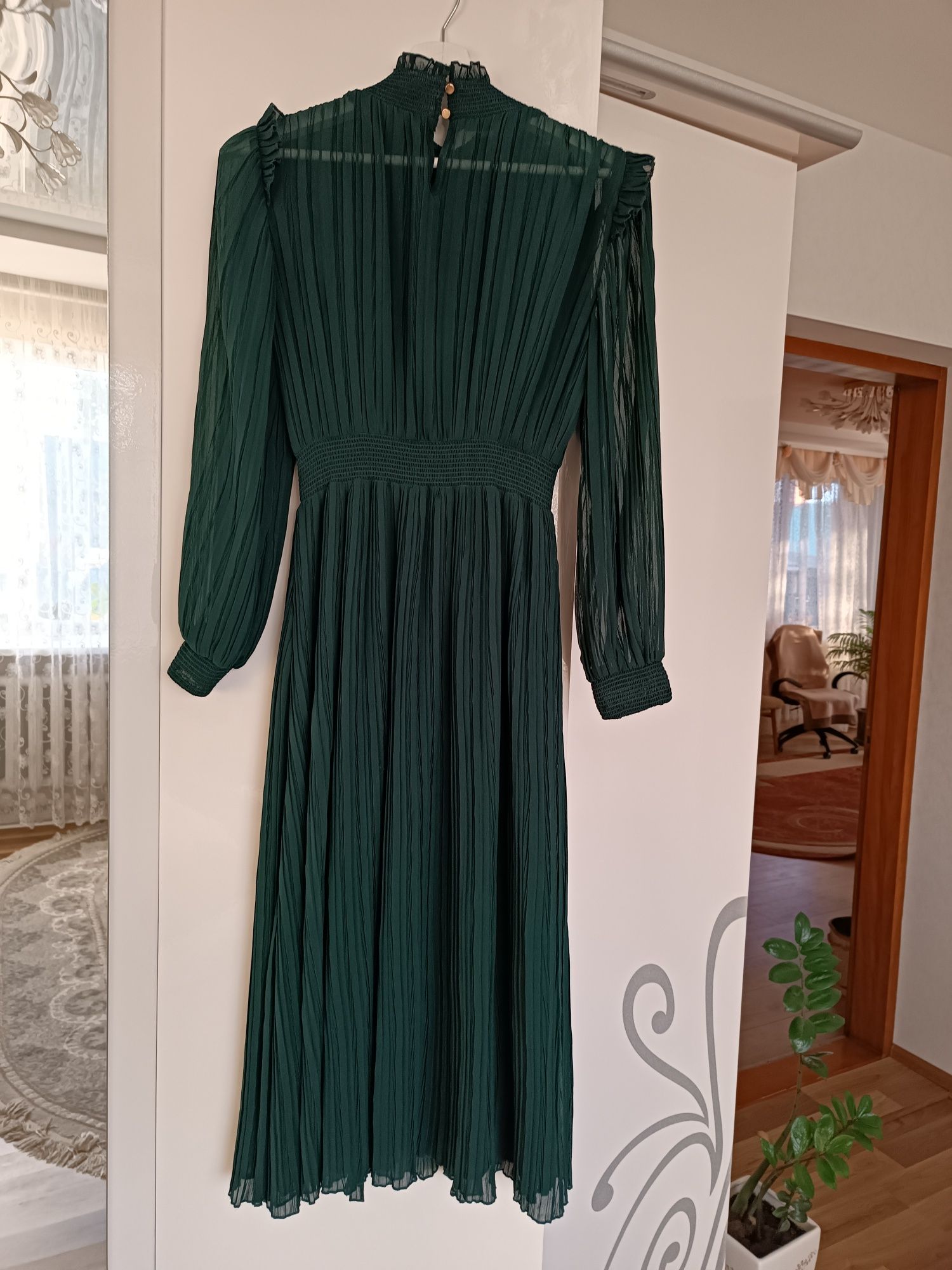 Плаття смарагдового кольору від  Zara