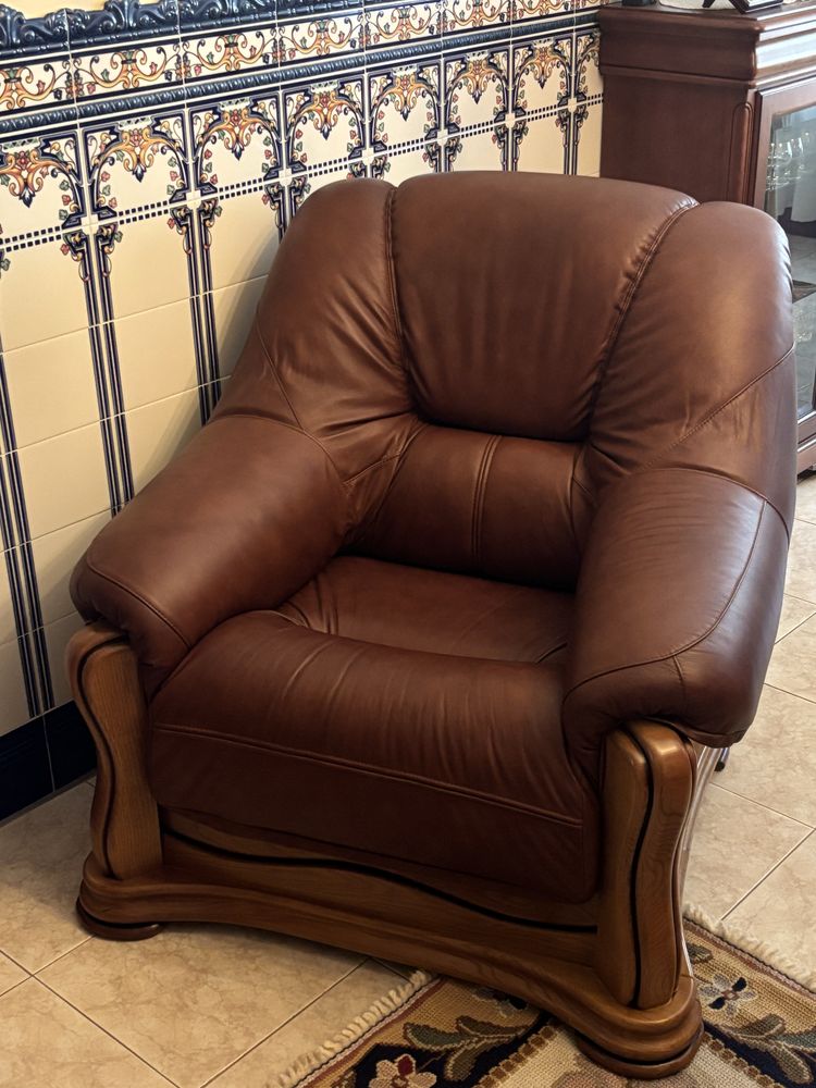 Conjunto Sofás em Pele e Madeira Maciça