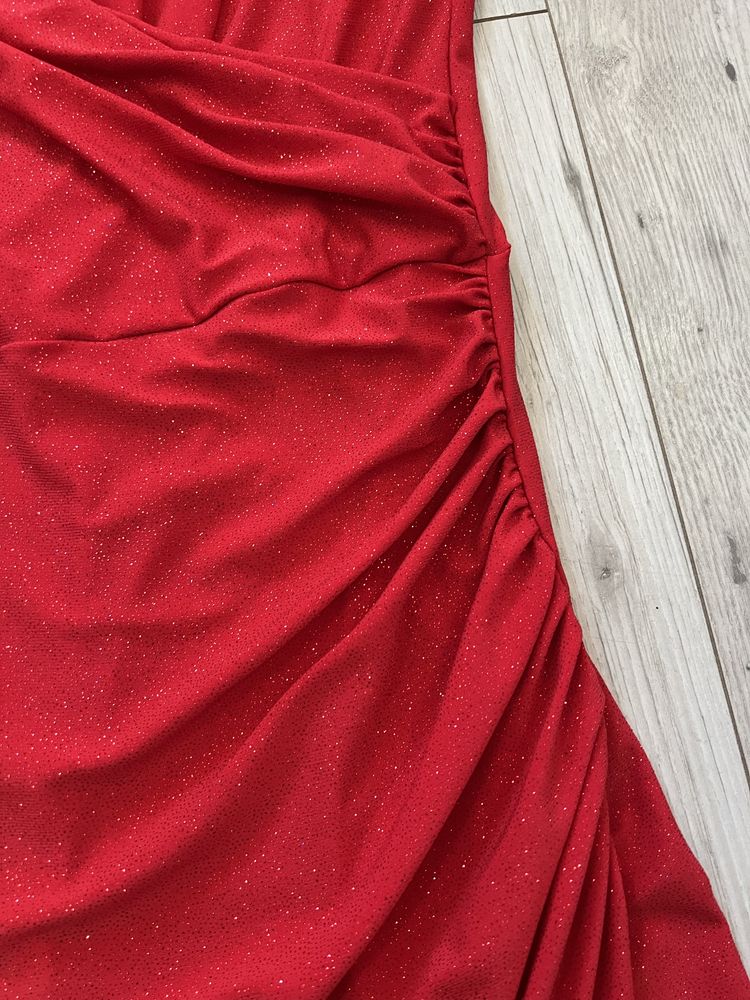 Czerwona brokatowa asymetryczna sukienka na ramiączkach XS