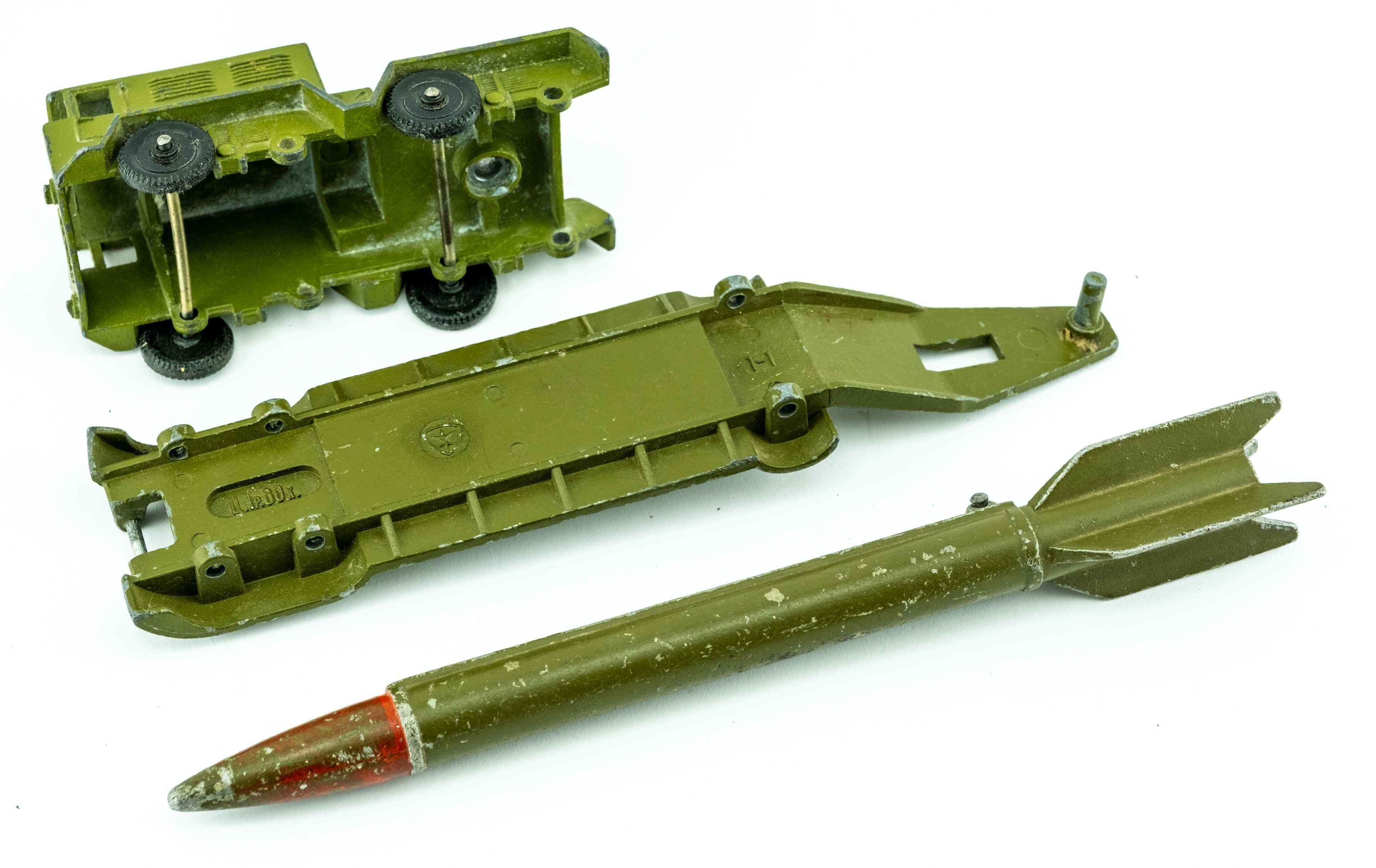 Игрушка СССР военная техника танк тягач с лафетом  и ракетой бтр пушка