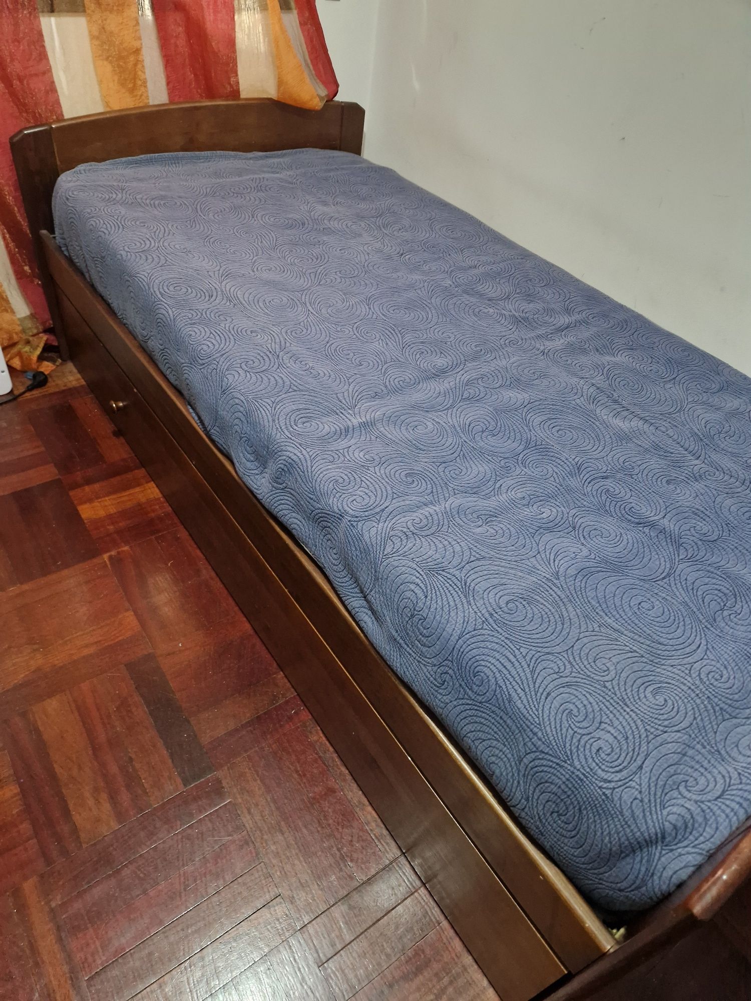 Cama de solteiro com colchão em bom estado.