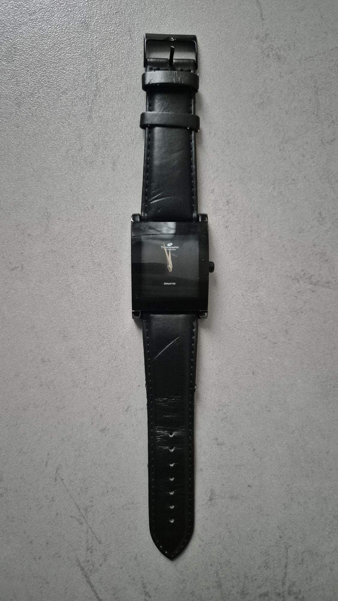 Zegarek czarny analogowy