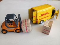 Mercedes DHL, widłak, paczki auta
