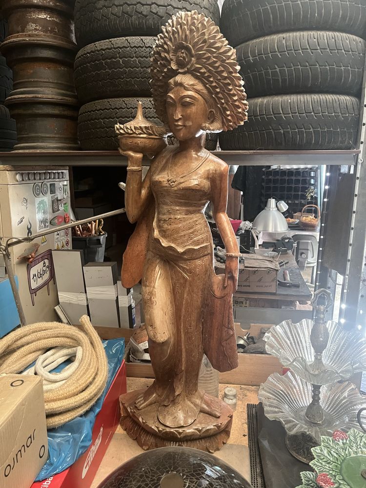 Estatueta de madeira