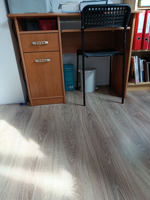 Małe , solidne biurko