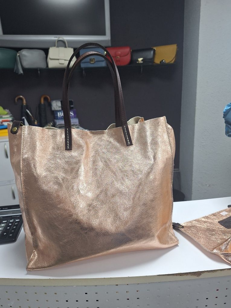 Продам женскую кожаную.