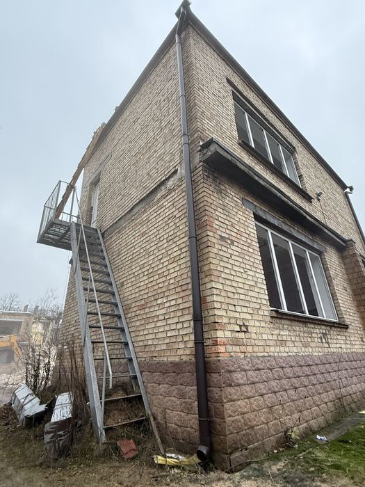 Металеві сходи, драбина з балконом, лестница металическая