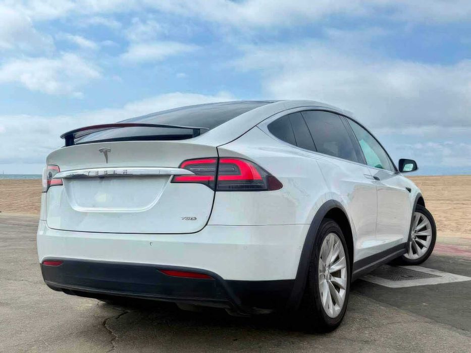 Tesla Model X 75D      2018