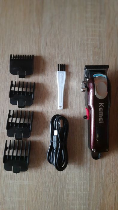 Професійна безпровідна машинка для стрижки волосся (трімер) .