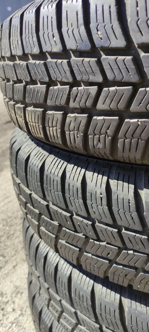 Opony zimowe z 2016r 6mm 155/80/13 Barum 7N