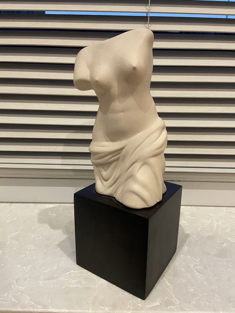 Ceramiczna rzeźba H&M
