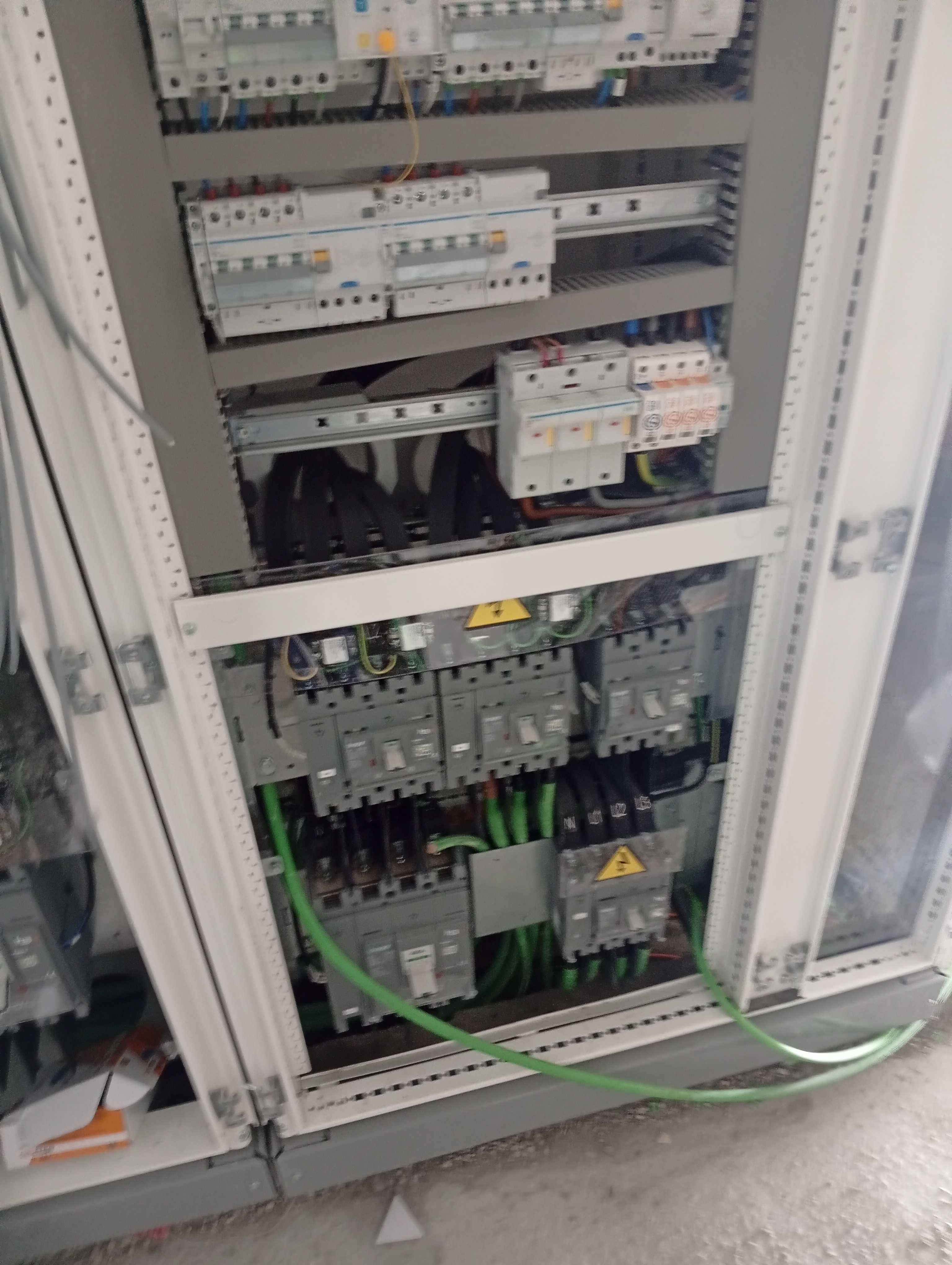 Execução de trabalhos de eletricidade e canalização
