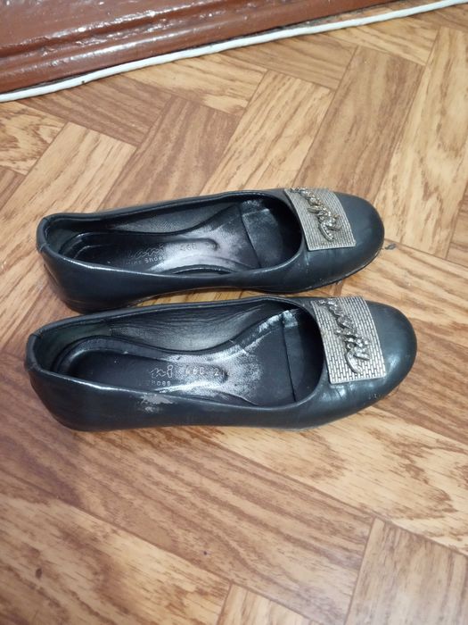 Обувь для девочки: босоножки кожаные-34 р,туфли-32 р.