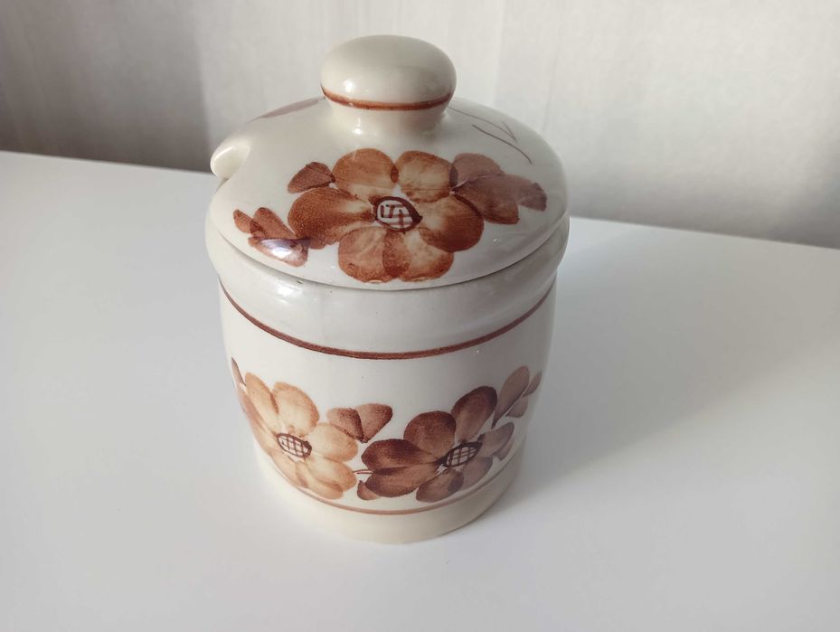 Cukiernica kwiaty fajans Włocławek. Wysokość12 cm.