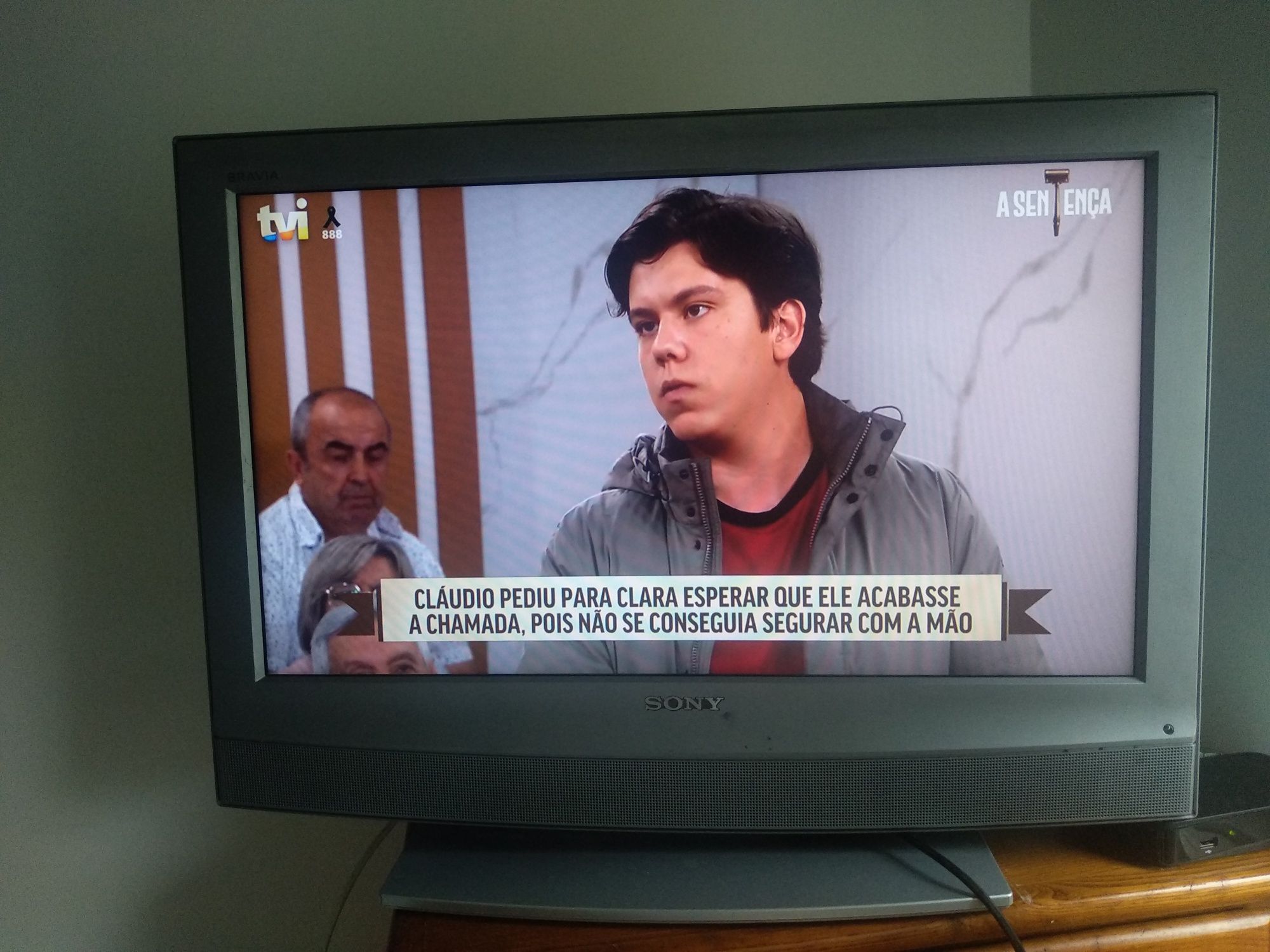 Televisão sony cinzenta