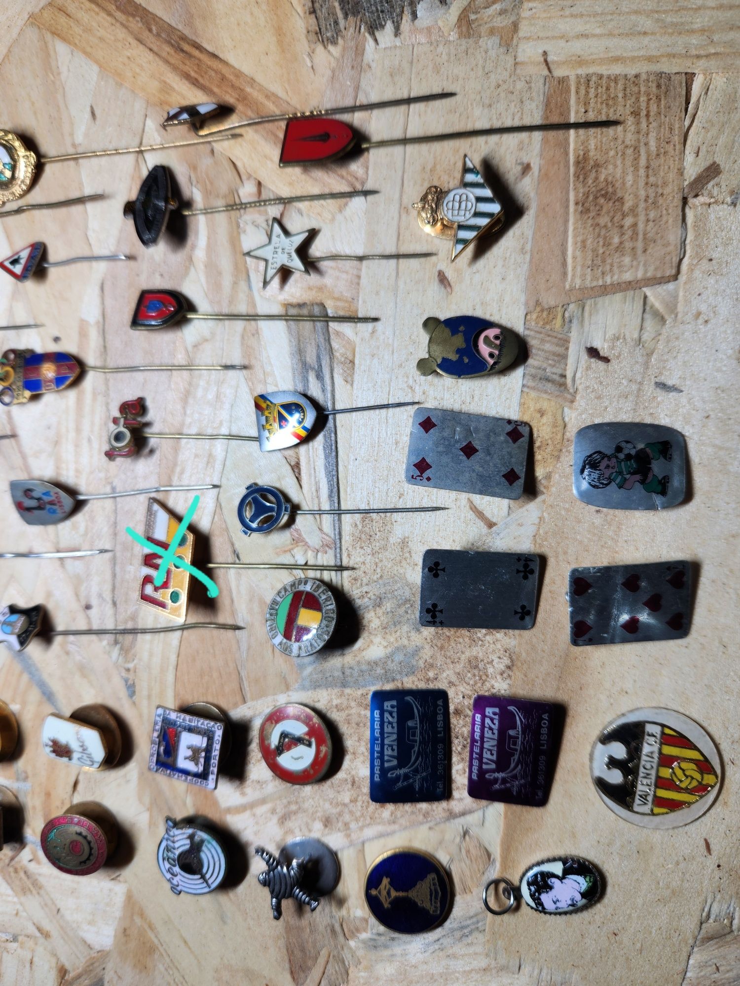 Vendo pins de colecção