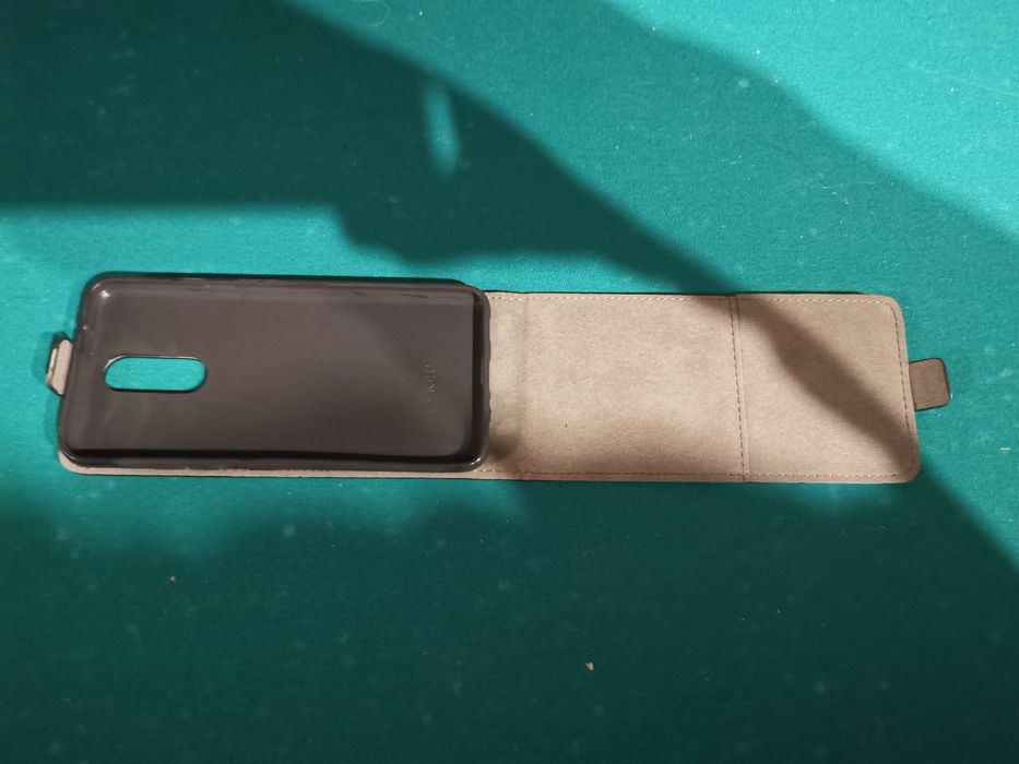 Etui zamykane w pionie case pokrowiec futerał do LG K40 czarne