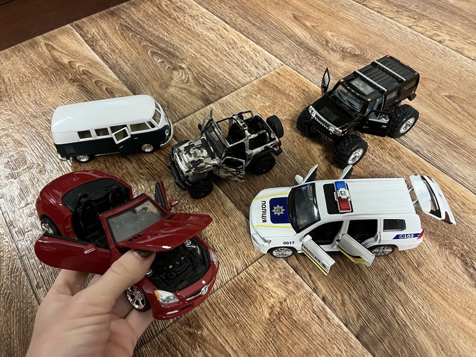 Металеві машинки набором