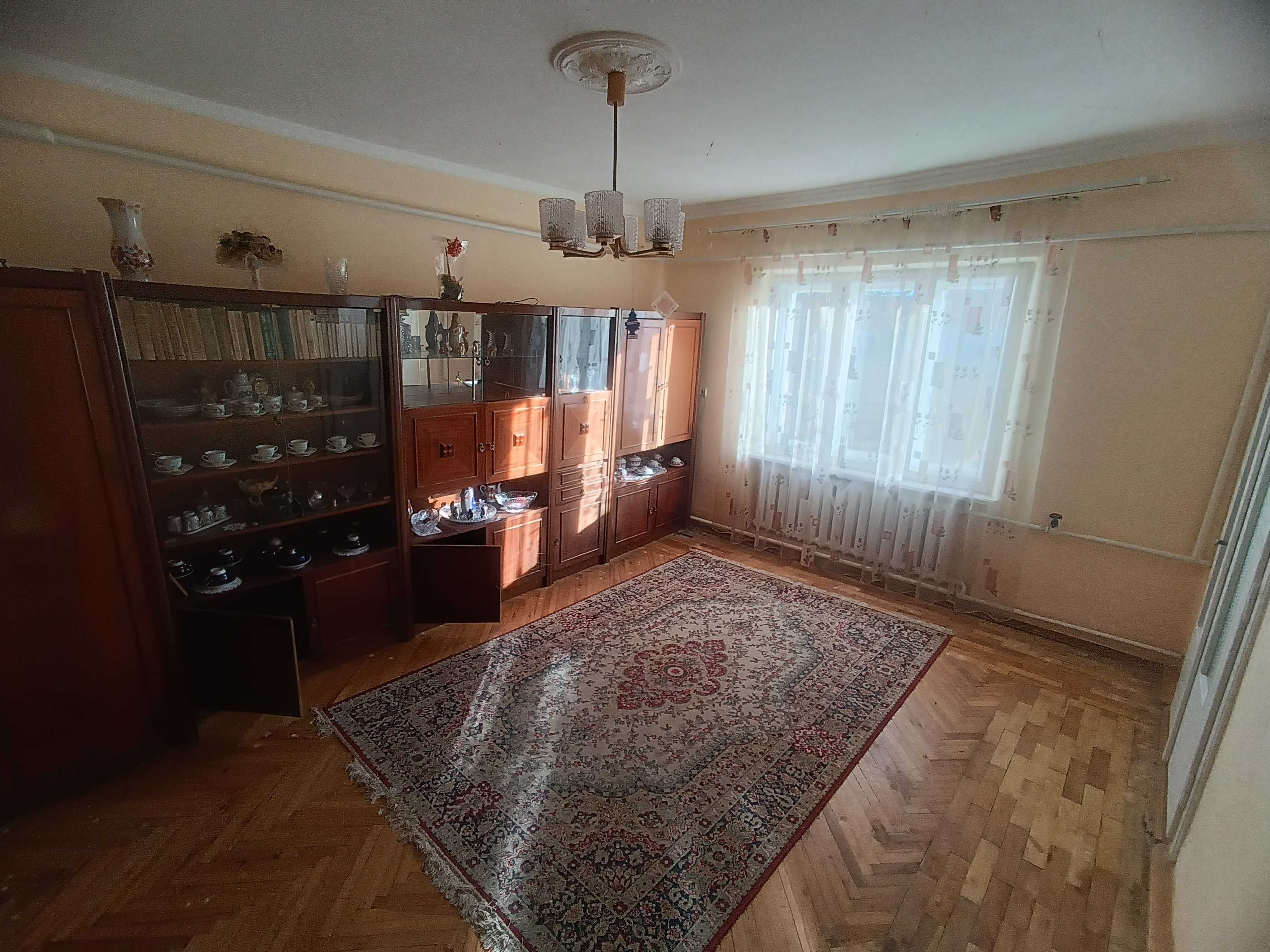 ПРОДАЖ 4х кімнатного БУДИНКОВОЛОДІННЯ (2 окремих будинки) у передмісті