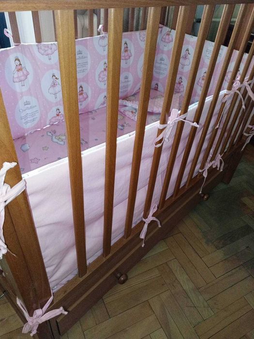 Срочно продам детскую кровать  с матрасом и круговыми подушками .