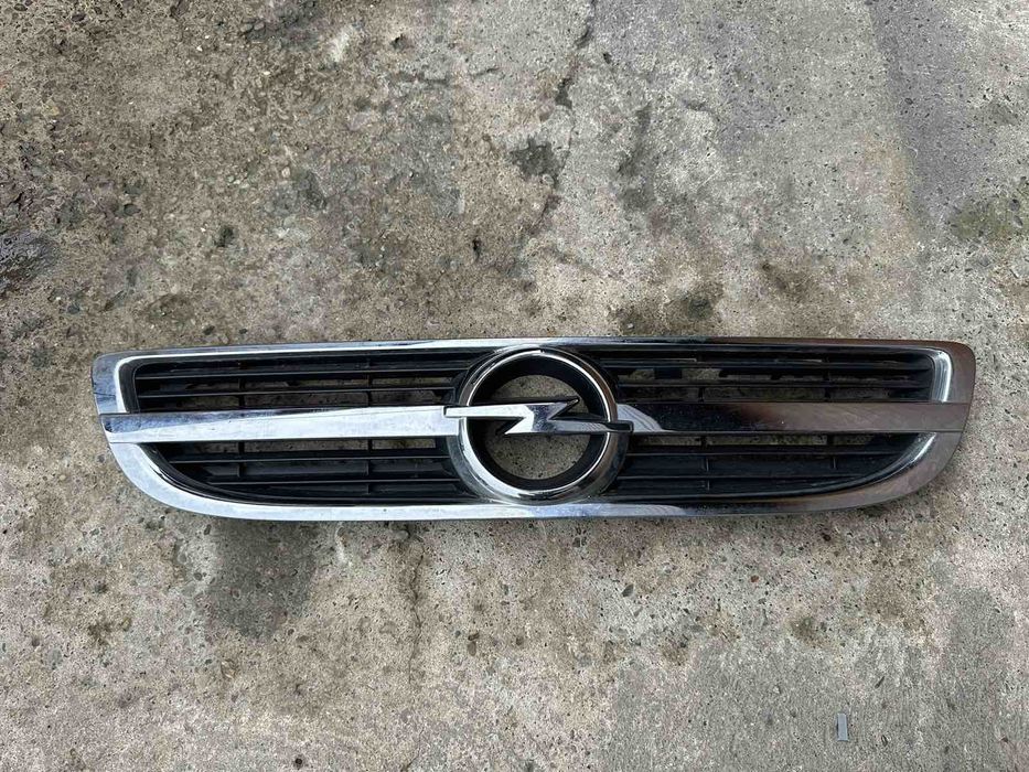 Решітка капоту радіатора Опель Зафіра А рестайл Opel Zafira A решетка