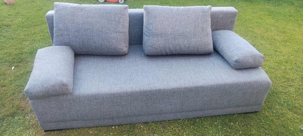 Szara rozkładana sofa