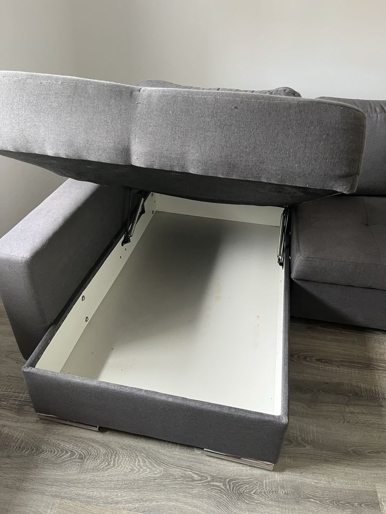 Sofá cinza , com chaise long e sofa cama com arrumacao