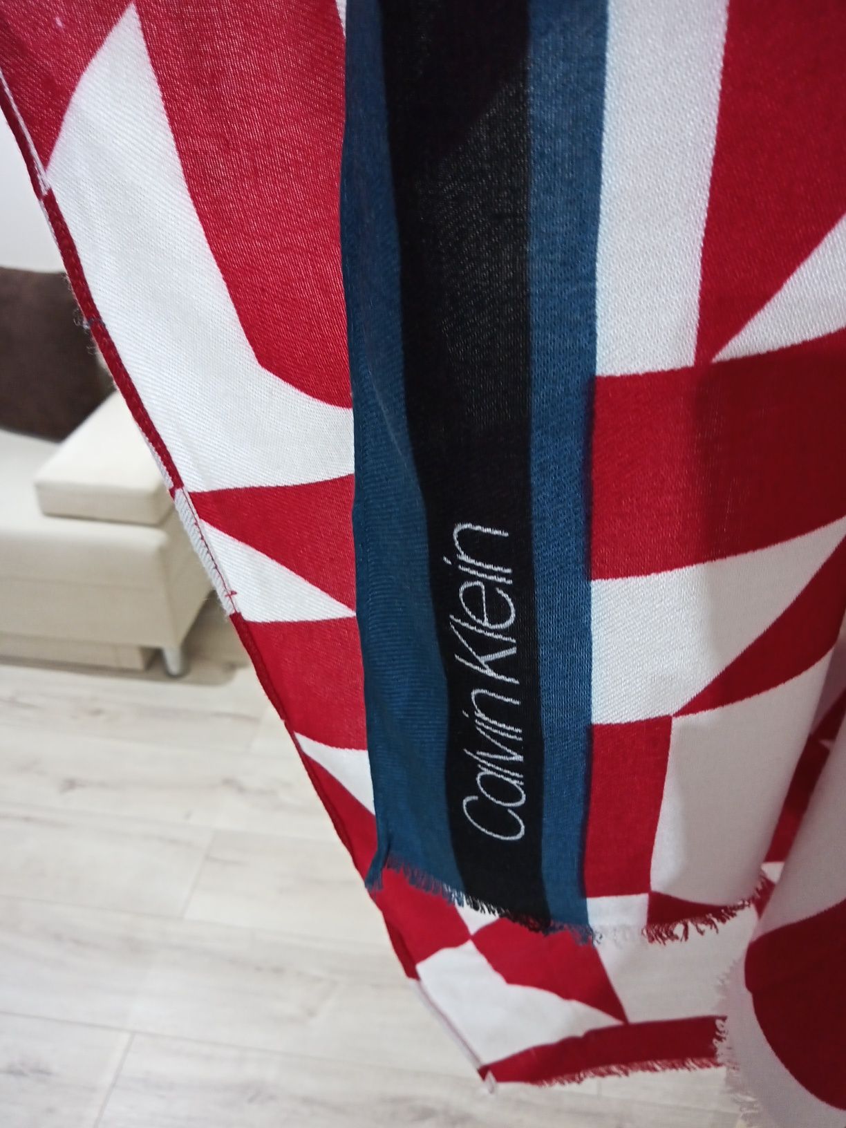 Duży szal. Calvin Klein.