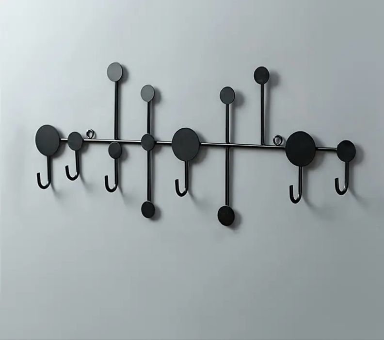 Чорна вішалка на стіну