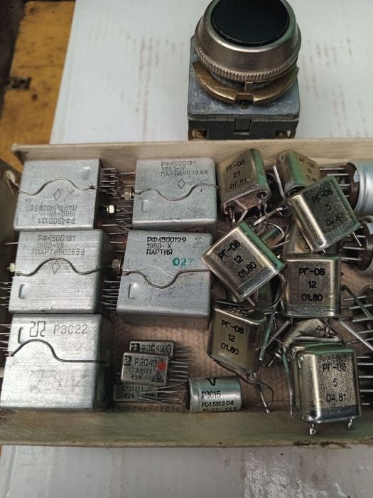 Продам реле і інші деталі одним лотом.