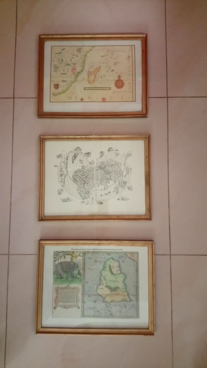 3 reprodukcje starych map  oprawione w ramki  za szkłem