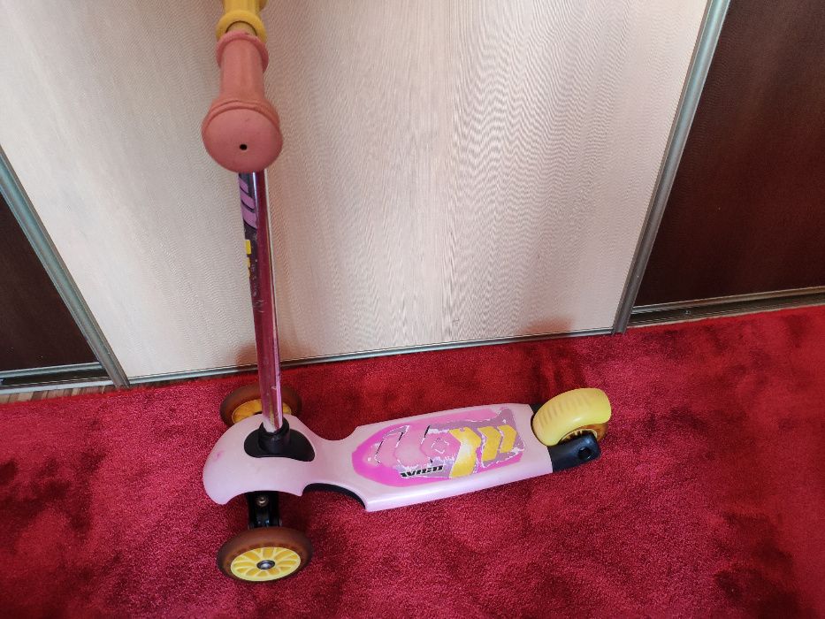 Hulajnoga trójkołowa Avigo (Toys R Us) różowa, warto!