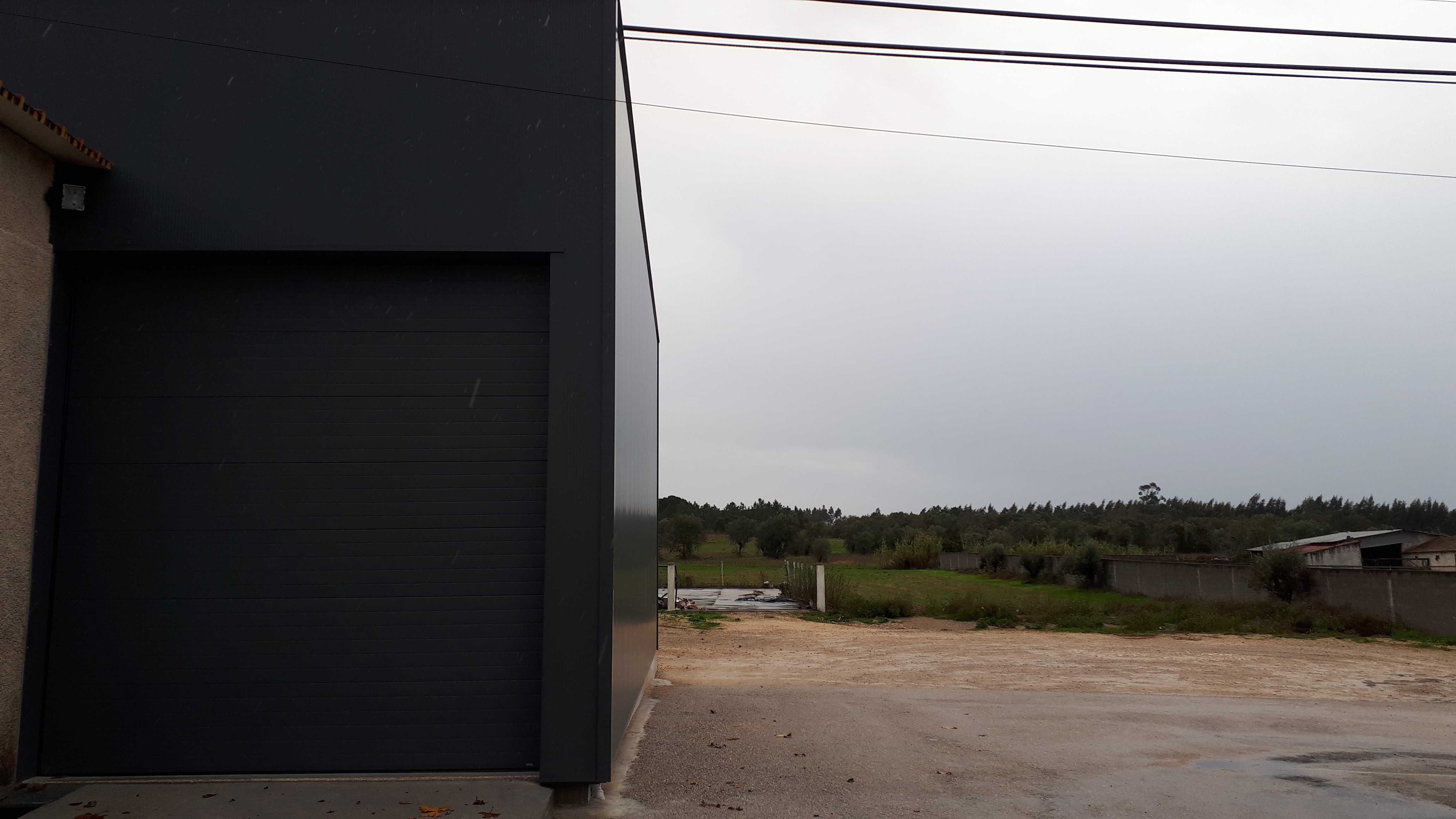 Arrenda-se armazém com 200m2 em Condeixa-a-Nova.