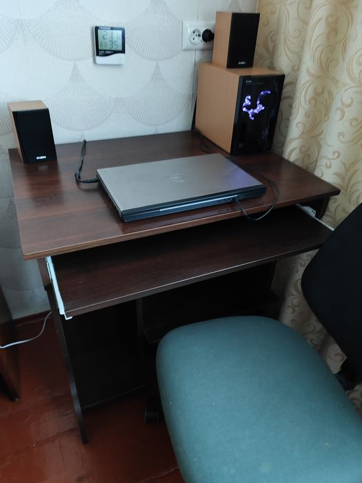 продам комп'ютерний столик з акустикою