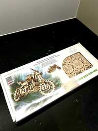 Drewniane puzzle UGEARS Scrambler UGR-10 z bocznym wózkiem