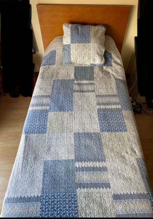 Cama de solteiro em madeira (cerejeira) com estrado
