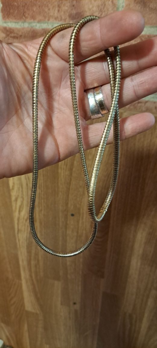 Fio vintage em prata contrastada.